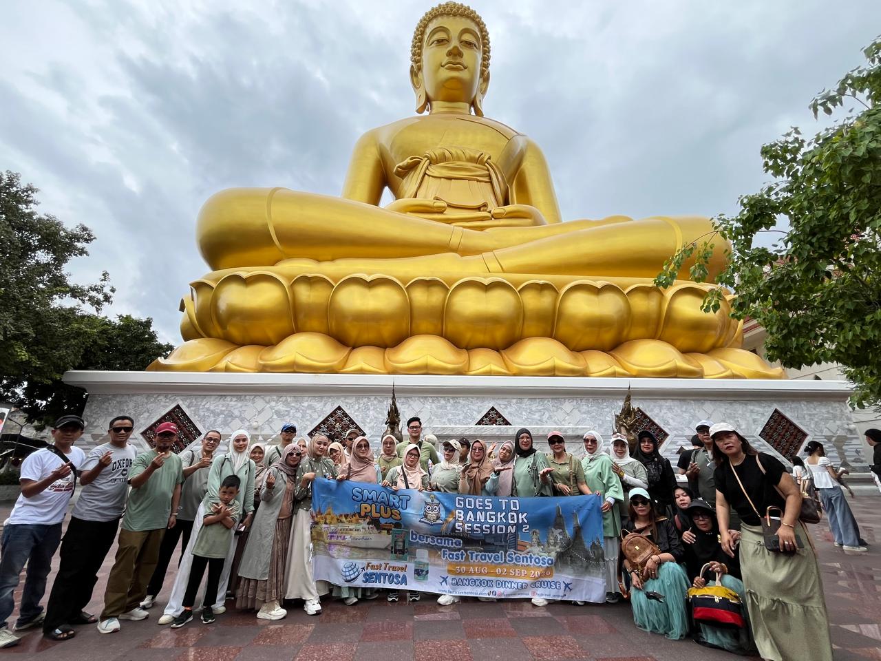 Dokumentasi Tour Bangkok Thailand - Mitra SmartPlus di Depan Buddha Emas